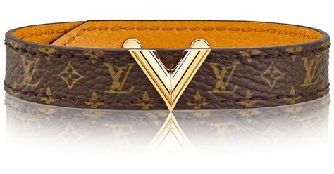 louis vuitton essential v bracelet.